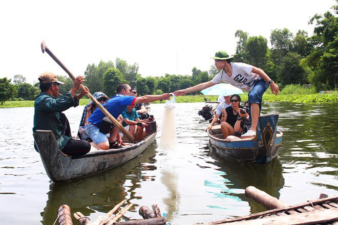 Giăng lưới bắt cá linh: Vào mùa nước nổi, lưu lượng nước và hải sản ở các hồ, rạch, kênh của miền Tây tăng đáng kể. Bạn chỉ cần giăng lưới, chờ qua đêm hay chờ vài tiếng là có thể kéo lên. Ảnh: An Huỳnh.